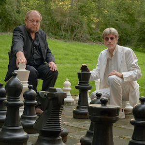 Haugg und Schneider mit Schachfiguren